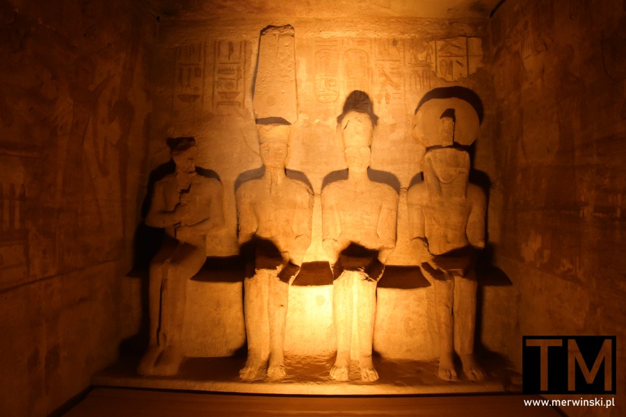 Posągi: Ptah, Amon-Ra, Ramzes i Ra-Horachte w małej świątyni Abu Simbel w Egipcie