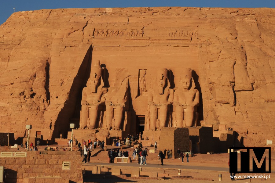 Abu Simbel czy warto? Spójrz na rzeźby Ramzesa II przed wejściem do dużej świątyni Abu Simbel w Egipcie i przekonaj się, że warto!