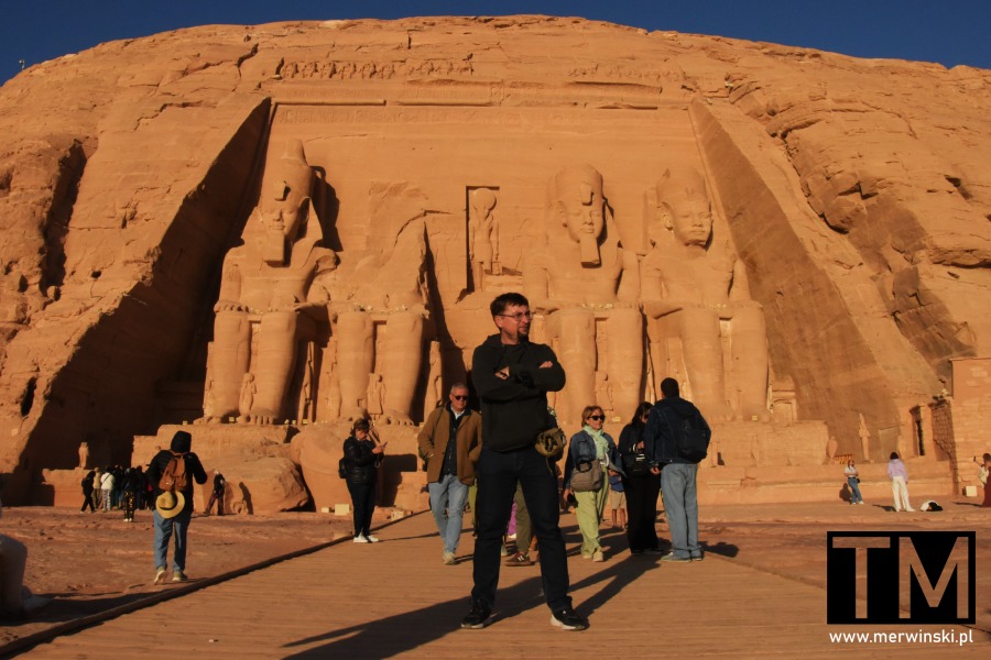 Tomasz Merwiński przed świątynią Abu Simbel w Egipcie