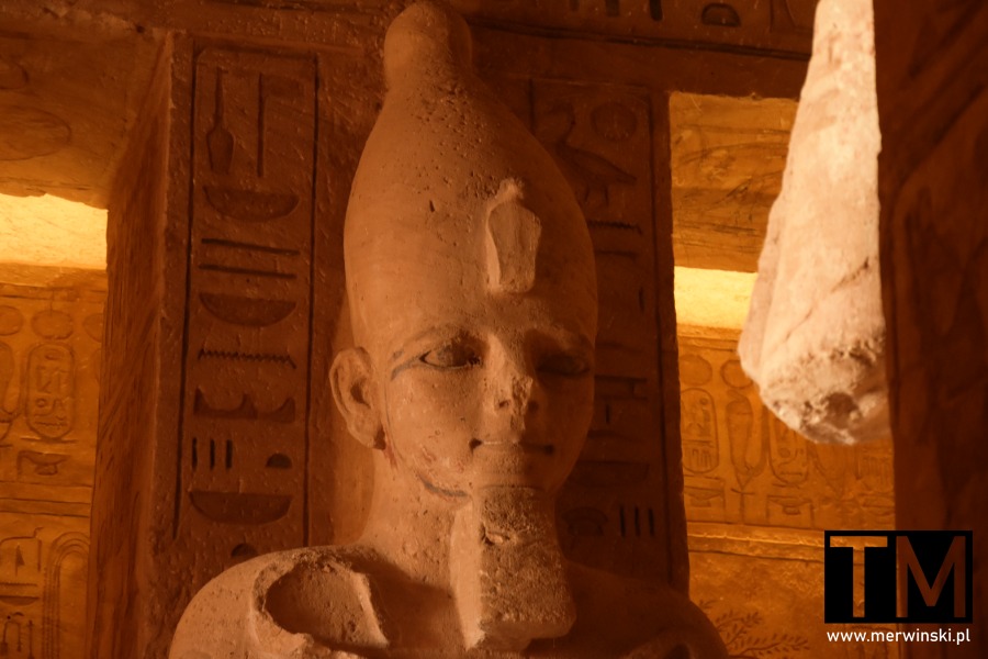 Ramzes II z koroną Egiptu - rzeźba w Abu Simbel