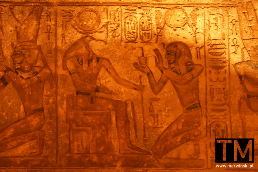 Hieroglify ze sceną rytualną z Ramzesem II i bogiem Thotem w Abu Simbel