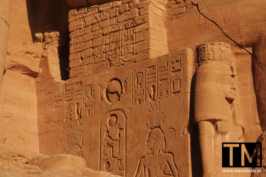 Rzeźbienia na zewnątrz świątyni w Abu Simbel w Egipcie
