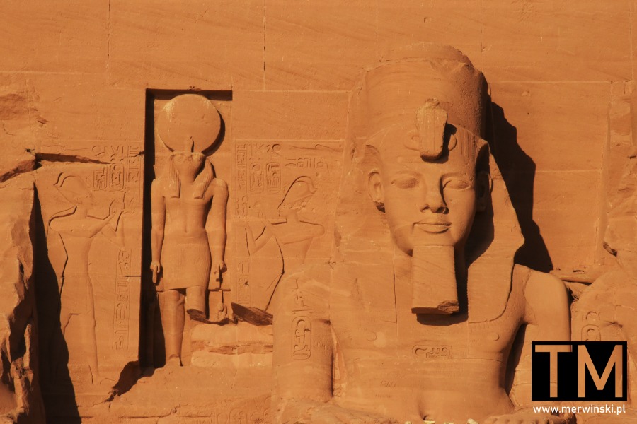Zbliżenie na rzeźby w Abu Simbel (Egipt)