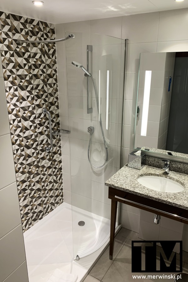 Łazienka w hotelu w Gdańsku: Hampton by Hilton Gdańsk Oliwa