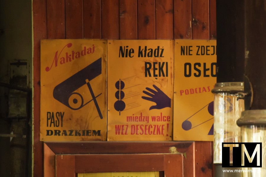 Tabliczki ostrzegawcze (Młyn Hilberta w Dzierżoniowie)