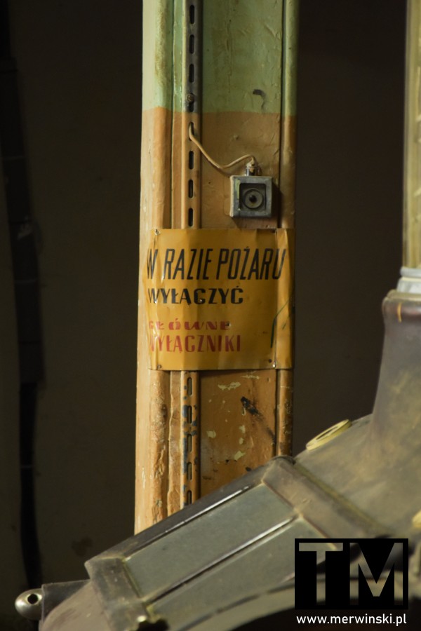 Tabliczka "W razie pożaru wyłączyć" w Młynie Hilberta w Dzierżoniowie
