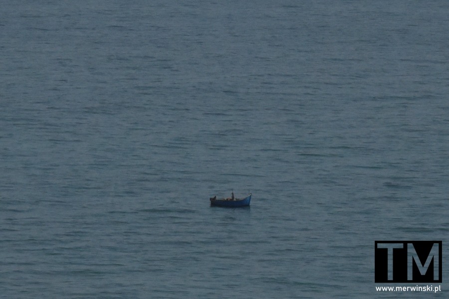 Łódź na oceanu w pobliżu Taghazout, Maroko