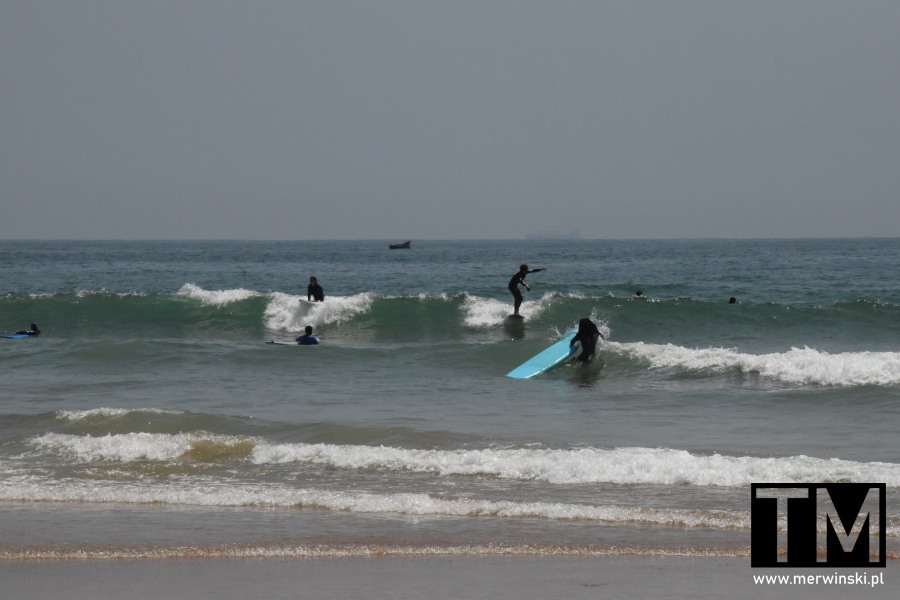 Surferzy w Taghazout, wiosce surferów w Maroko