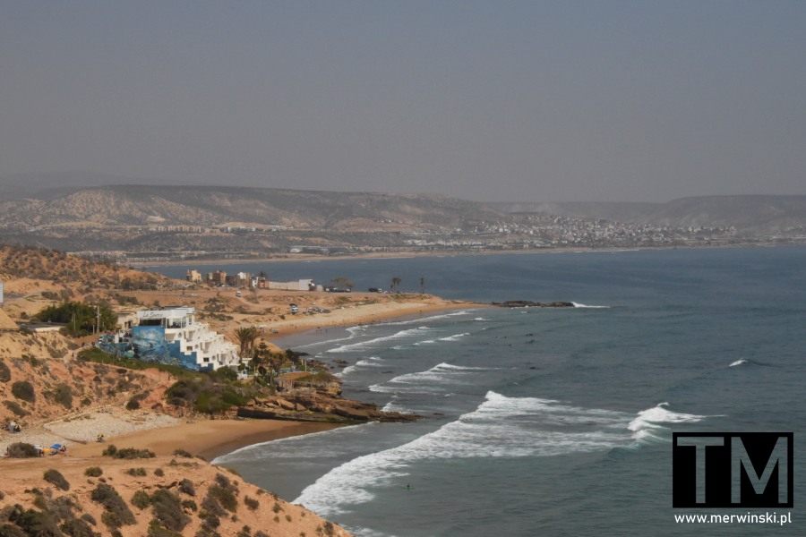 Widok na brzeg Oceanu Atlantyckiego na północ od Taghazout (wioska surferów w Maroku)