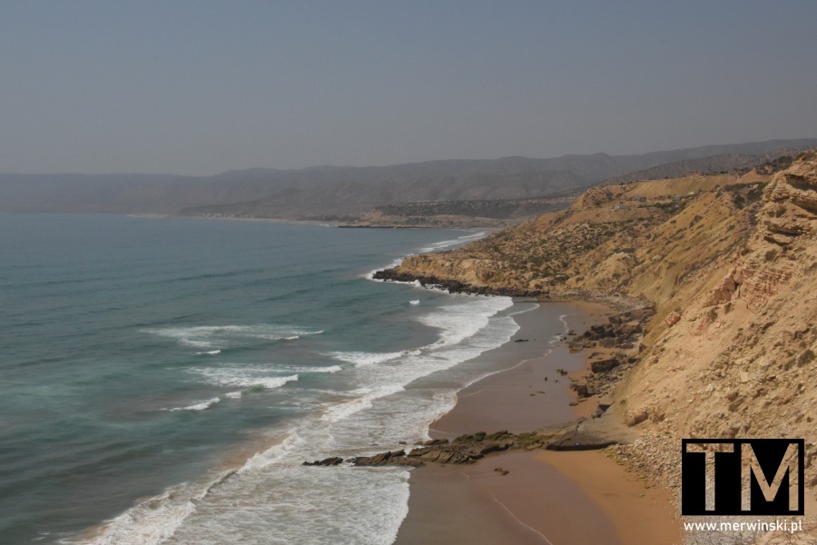 Plaża i skaliste wybrzeże w okolicy Taghazout (Maroko)
