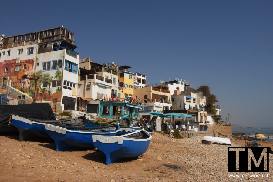 Łodzie na brzegu w Taghazout w Maroko