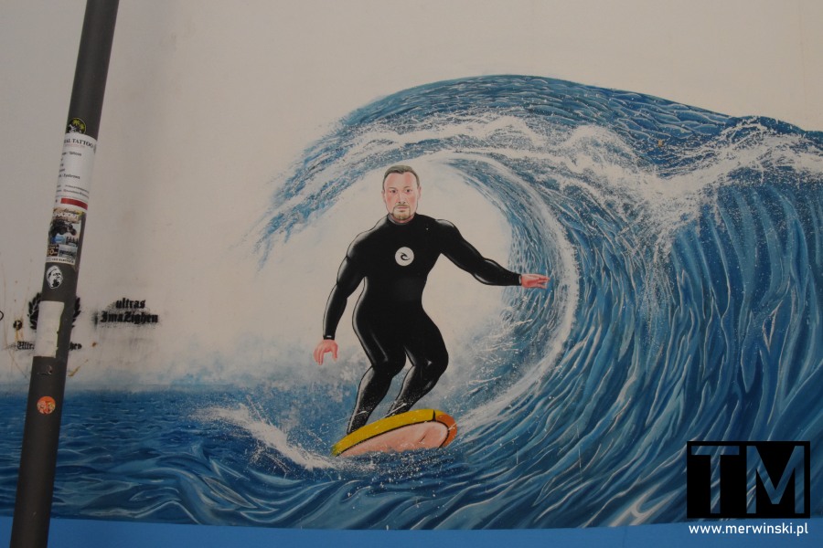 Taghazout co zobaczyć? Mural surferski w wiosce surferów Taghazout