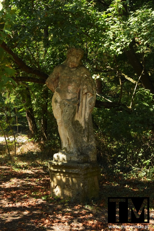 Zamek Jaroslavice - rzeźba w ogrodzie
