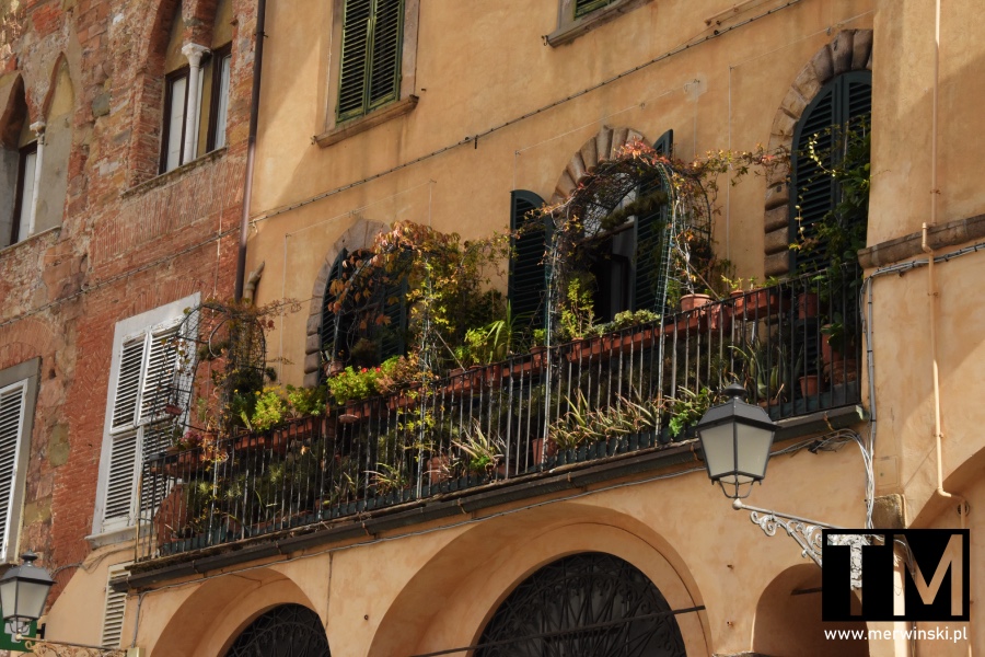 Lukka zwiedzanie: balkon pełen roślinności