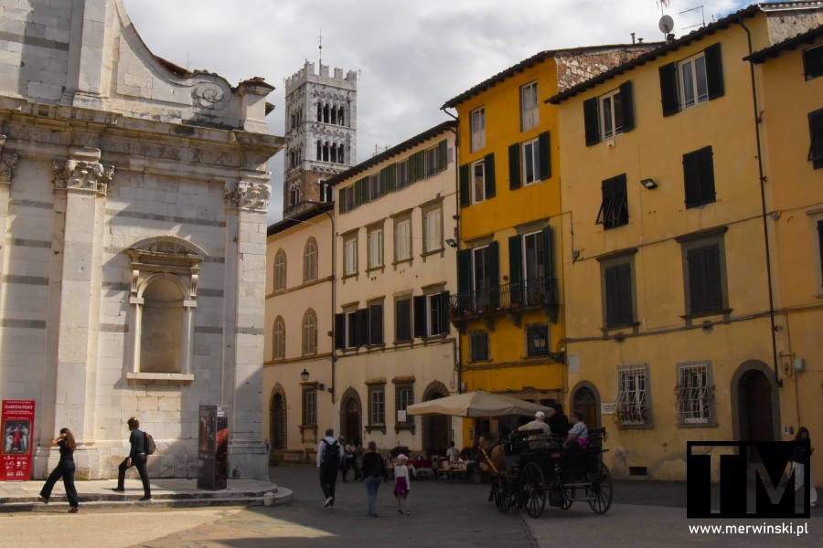 Dorożka w okolicy kościoła Chiesa dei Santi Giovanni e Reparata