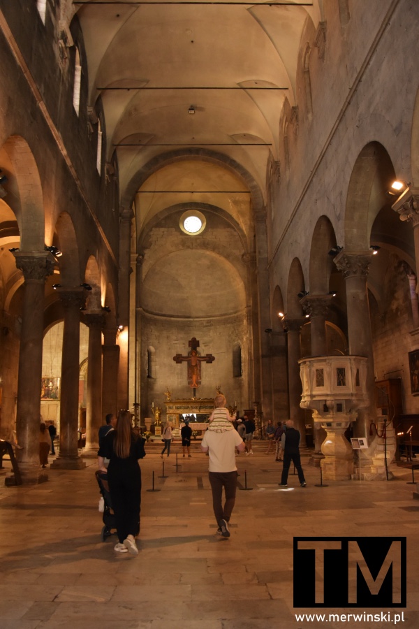Wnętrze kościoła di San Michele in Foro (Lukka)