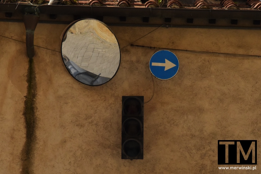 Lustro, znak drogowy i światła drogowe w Lukce (Toskania)