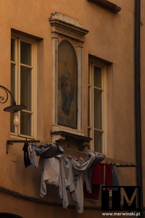 Zwiedzanie Lukki to również obserwowanie miejsc, w których religia łączy się z codziennością