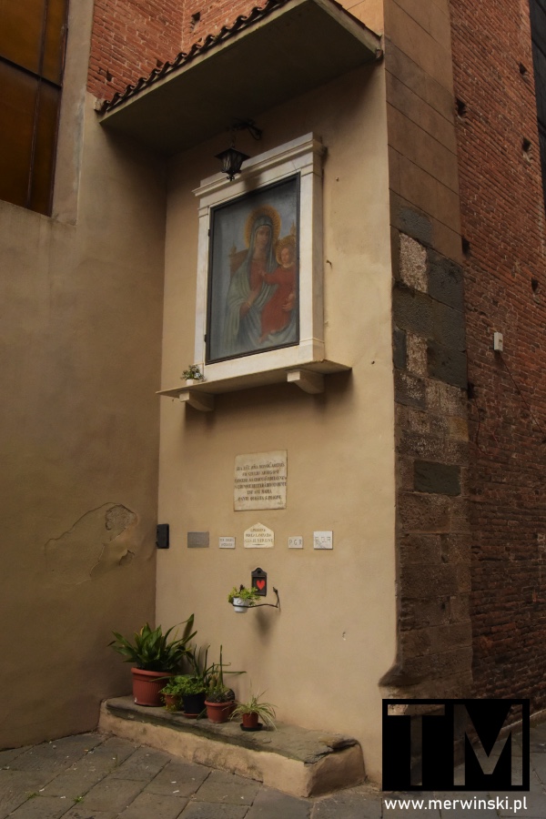 Obraz matki boskiej na uliczkach Lukki