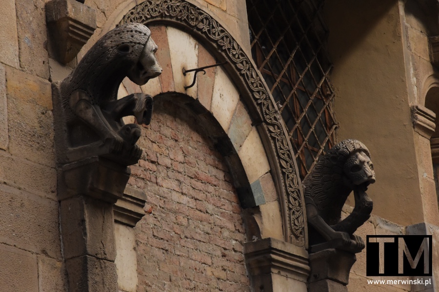 Lukka zabytki: stare, rzeźbione rzygacze