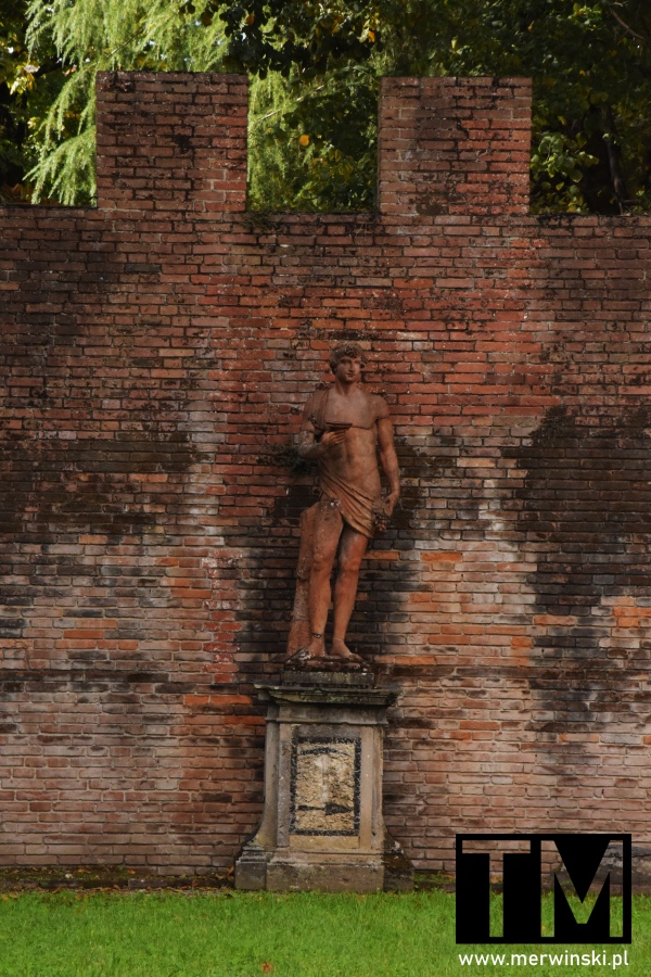 Statua przy Muzeum Narodowym di Villa Guinigi