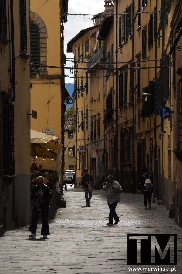 Toskania Lukka Włochy pełną gębą: urokliwe wąskie uliczki starego miasta
