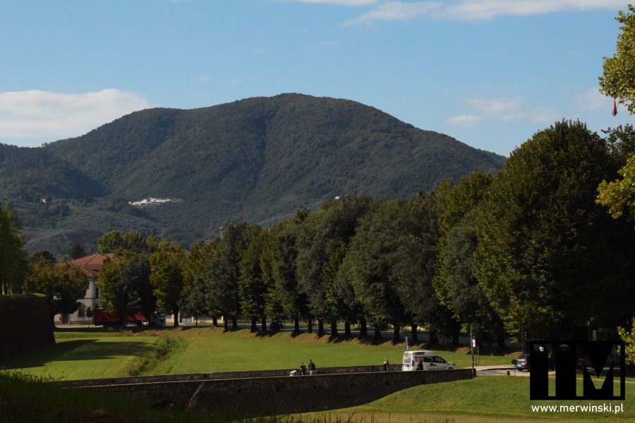 Wzgórza widziane z murów miejskich Lukki