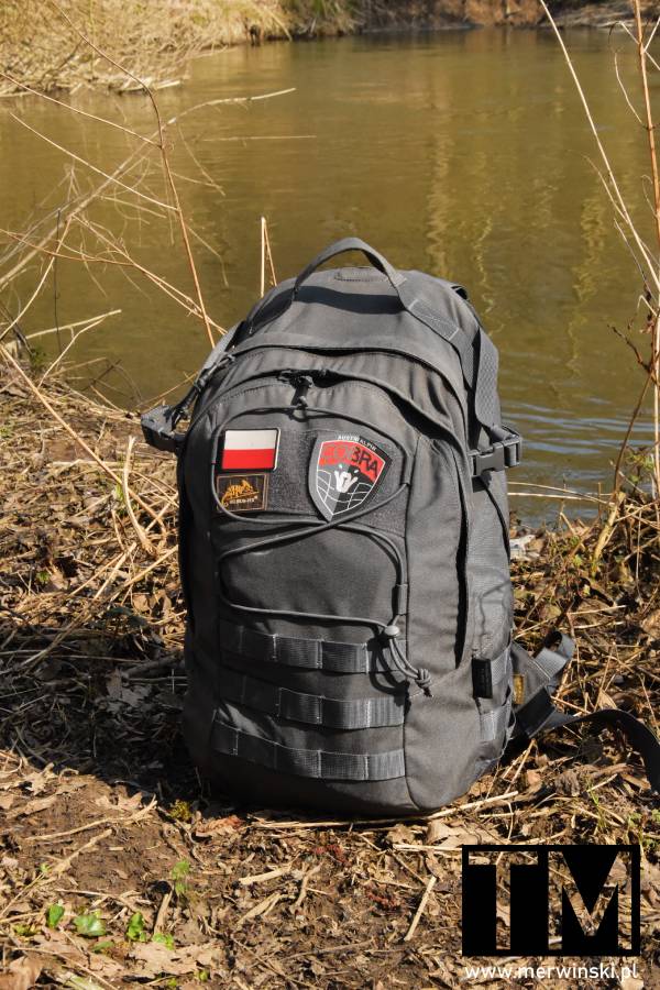 Helikon Tex EDC Cordura nad brzegiem rzeki