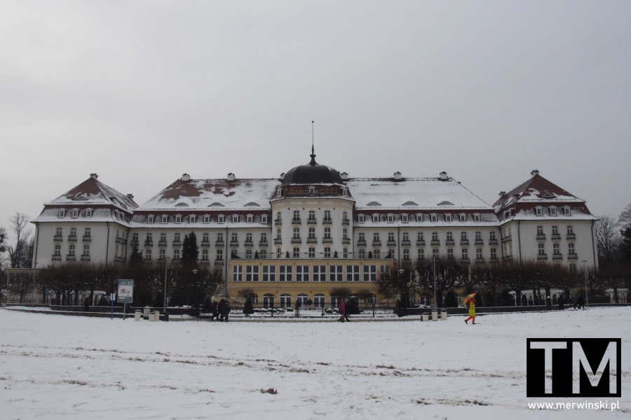 Grand Hotel w Sopocie zimą od strony miasta