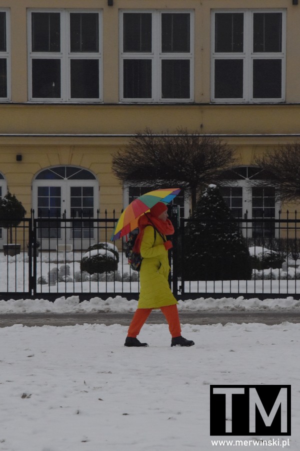 Pani z kolorową parasolką w Sopocie zimą