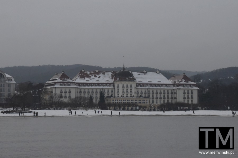 Grand Hotel w Sopocie zimą od strony morza