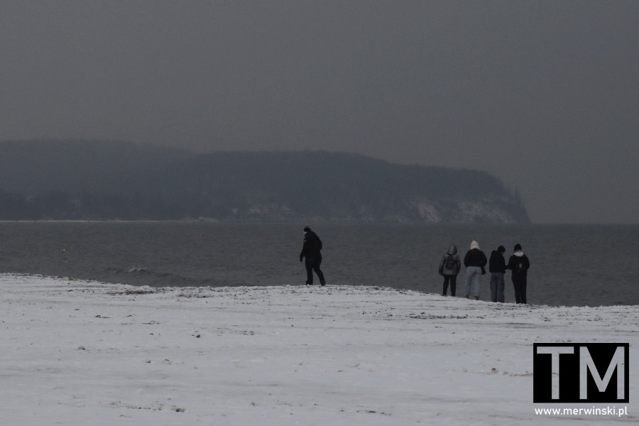 Sopot zimą to dobry czas na spacer po plaży