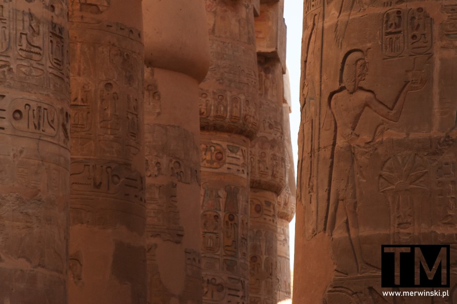 Hieroglify na kolumnach Wielkiej Sali Hypostylowej w Karnaku w Egipcie