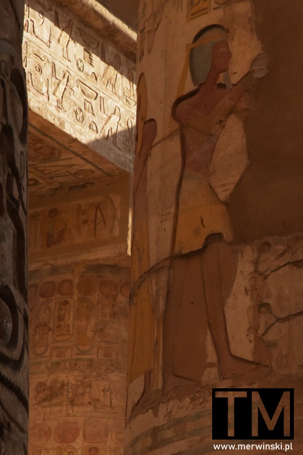 Egipskie hieroglify w zespole świątyń Karnaku (Egipt)