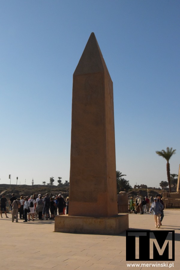 Mały obelisk na terenie Zespołu świątyń Karnaku w Egipcie