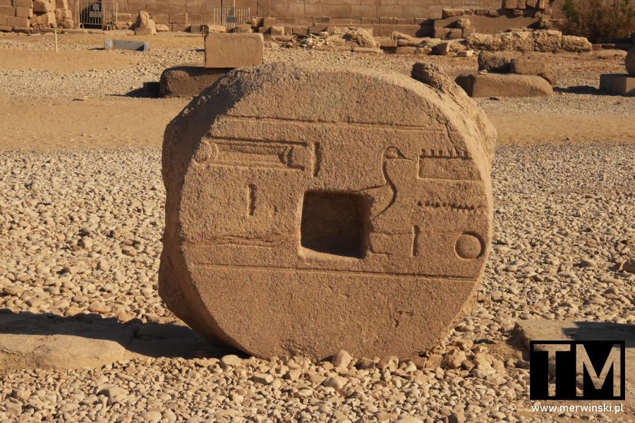 Okrągłe zdobienie w zespole świątyń Karnaku w Egipcie