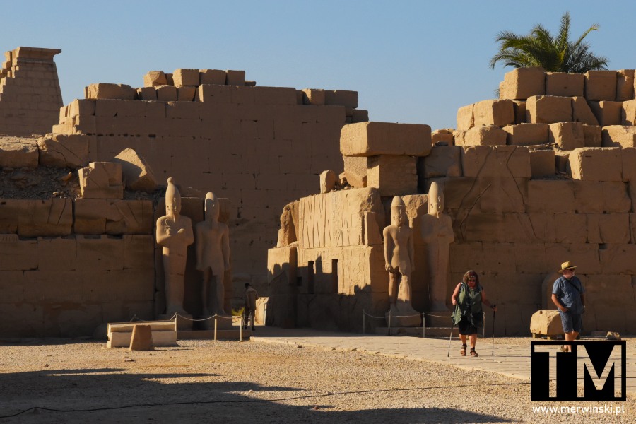 Posągi przed wejściem do jednej ze świątyń w Zespole świątyń Karnaku w Luksorze