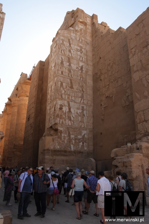 Turyści w Zespole świątyń Karnaku (Egipt)