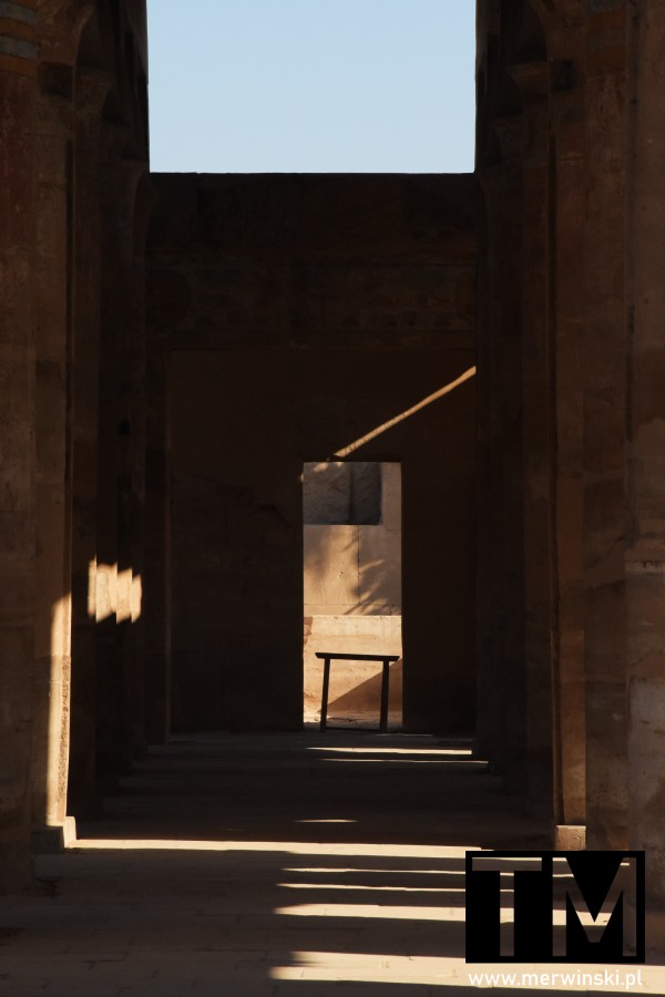 Wnętrze mniejszej świątyni w zespole świątyń Karnaku