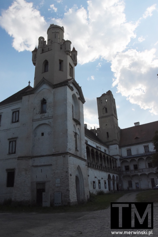 Dziedziniec zamkowy (Breclav zamek Brzecław, Czechy, Morawy)