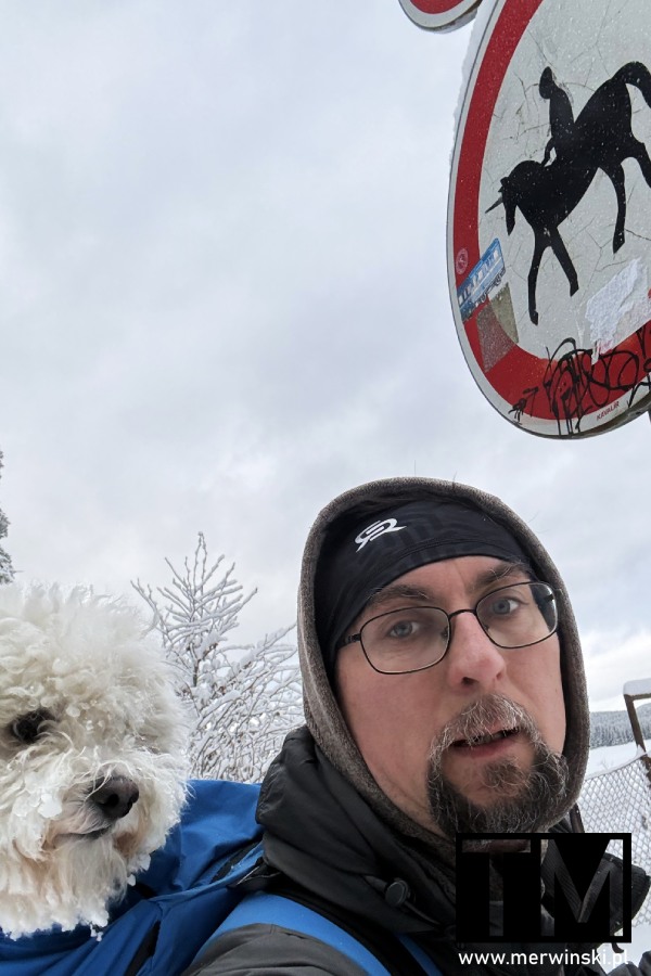 Tomasz Merwiński z psem w plecaku niedaleko zapory wodnej w Czechach (Czarna Nysa)