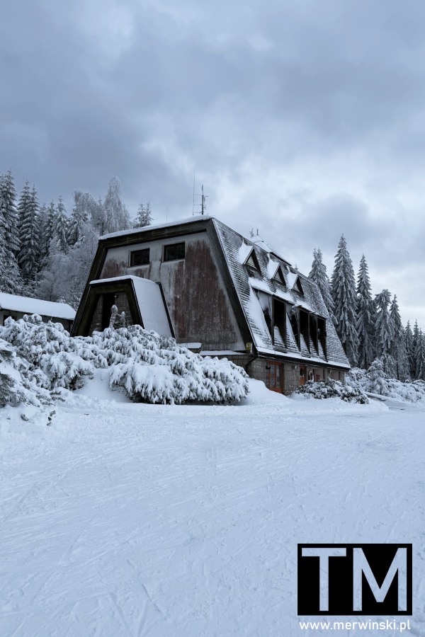 Budynek niedaleko zapory wodnej w Czechach