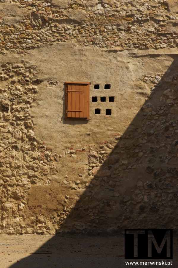 Otwory w ścianie Laaer Burg (Weinviertel, Austria)