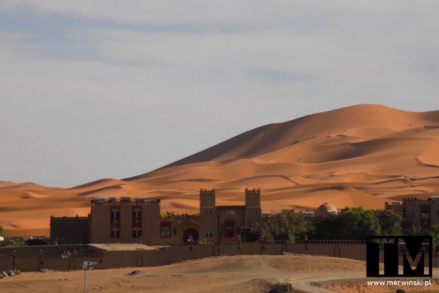Budynki na granicy Sahary w Maroku (Erg Chebbi)