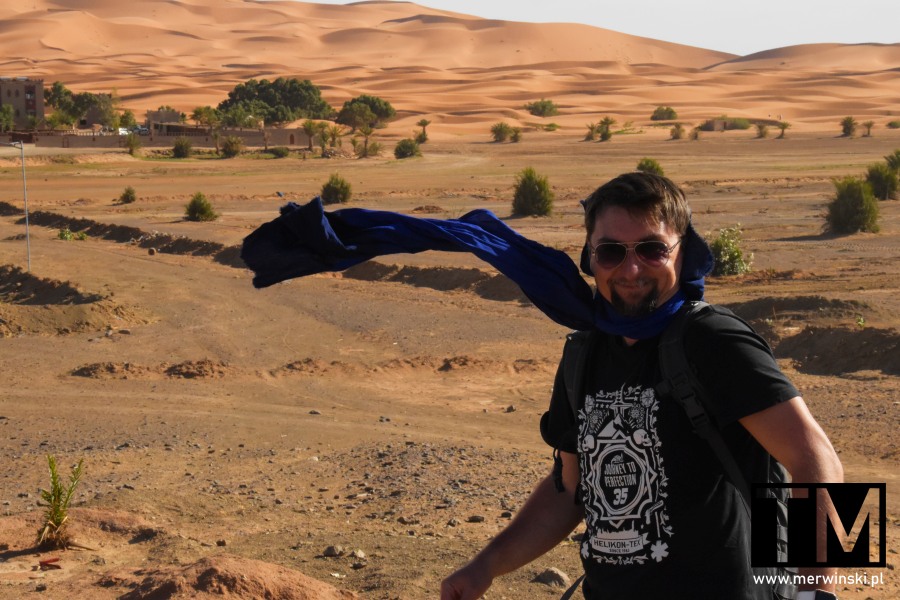 Tomasz Merwiński w drodze na Erg Chebbi Dunes