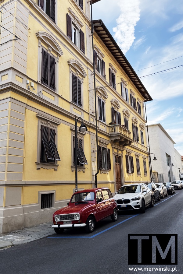 Zabytki Pizy - stare budynki i stare auta