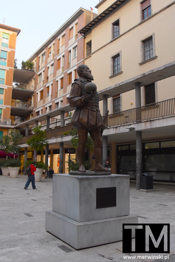 Zwiedzanie Pizy: pomnik Galileusza