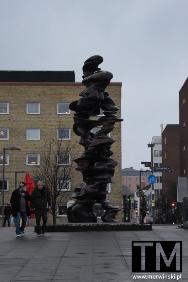 Szwecja Uppsala co zobaczyć: rzeźba obok dworca w Uppsali