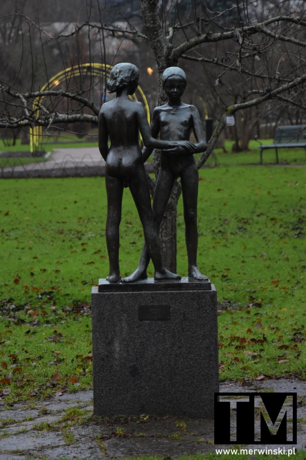 Szwecja Uppsala zwiedzanie: pomnik Siostry w parku miejskim