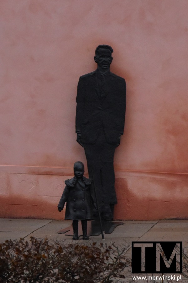 Uppsala zamek: rzeźba mężczyzny z dzieckiem